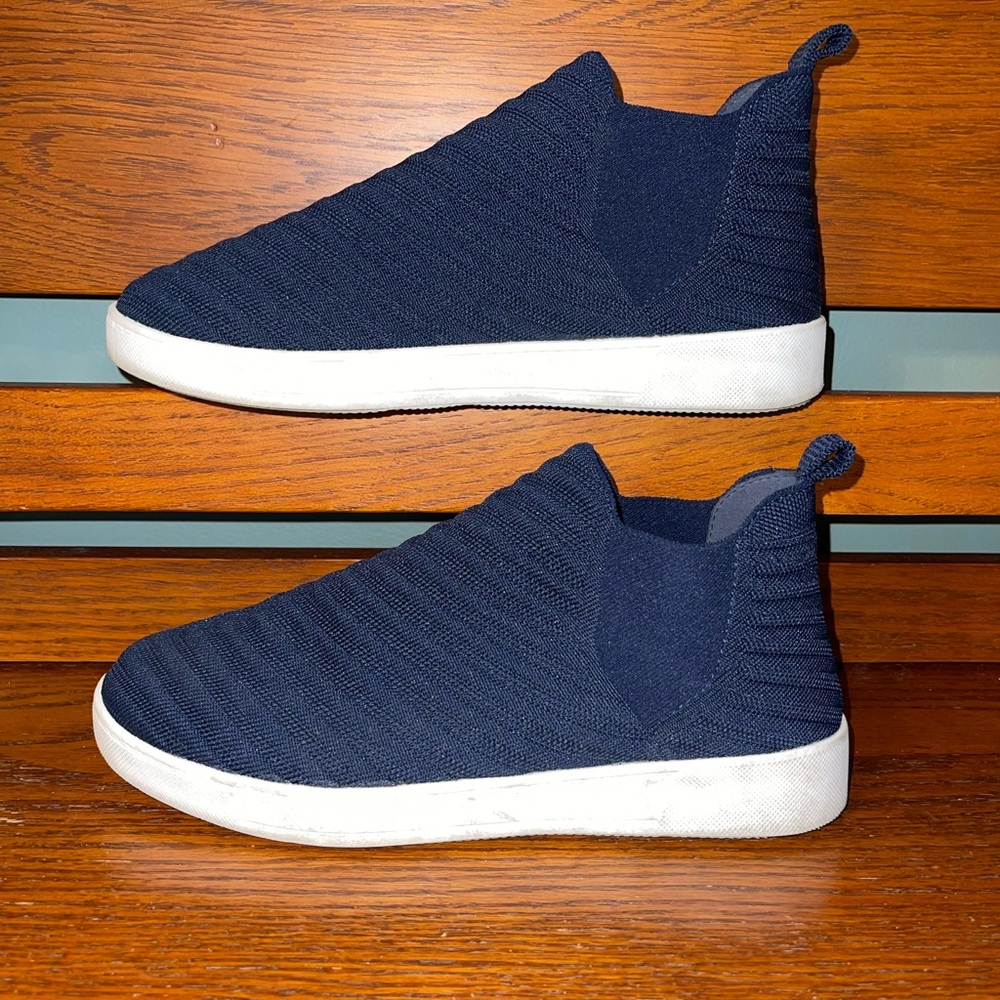 White Mountain Shoes Women's Uplifting Slip-on Sneaker.  Size 8.5M.  Navy Blue.